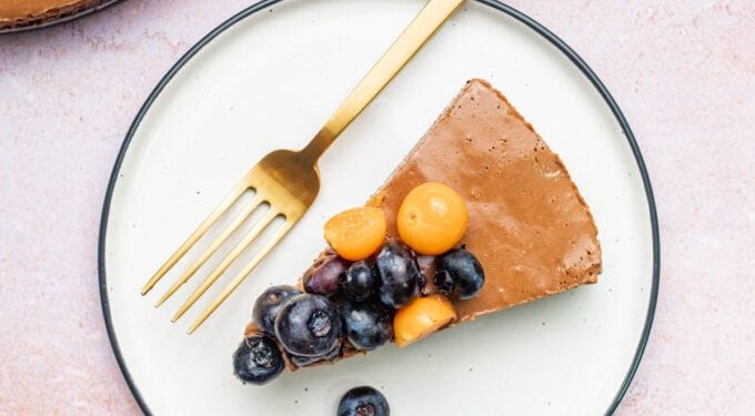 No cook creamy vegan chocolate mousse cake